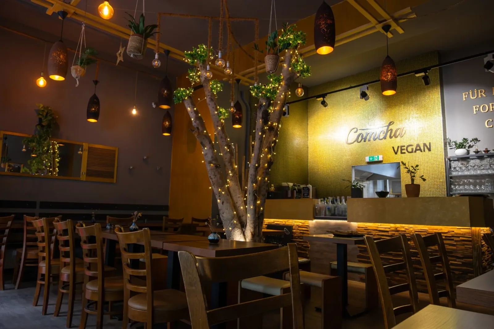 Comcha Restaurant Interieur mit leuchtendem Baum in Berlin Kreuzberg