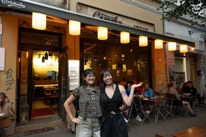Linh Chi Nguyen und Thanh Van Nguyen heißen Gäste willkommen